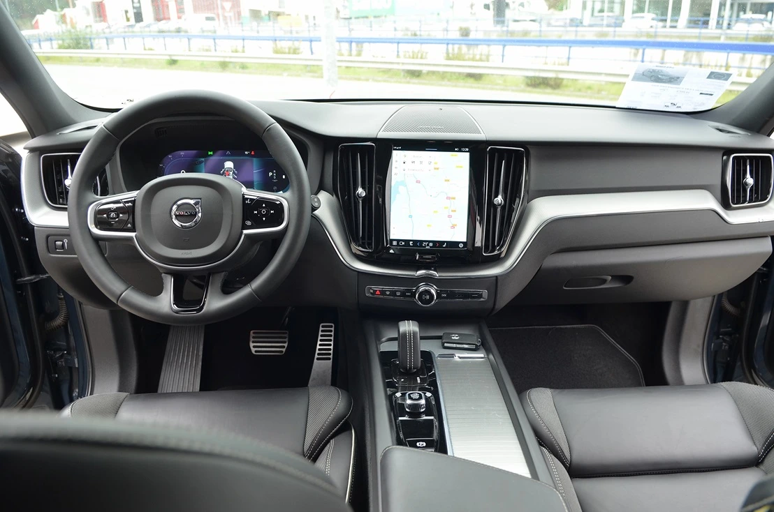 Volvo XC60  2.0 B4 D AWD R-Design Autom, miniatura 2
